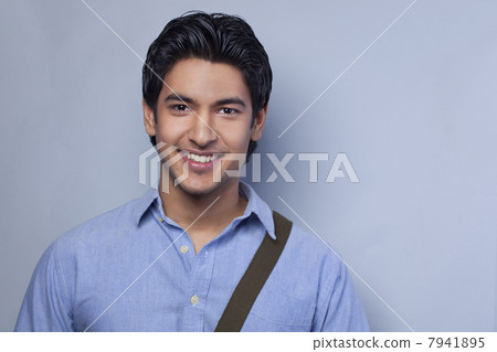Close-up of young man smiling 7941895