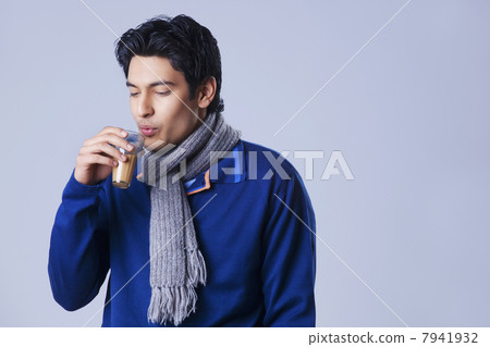 Young man drinking hot tea 7941932