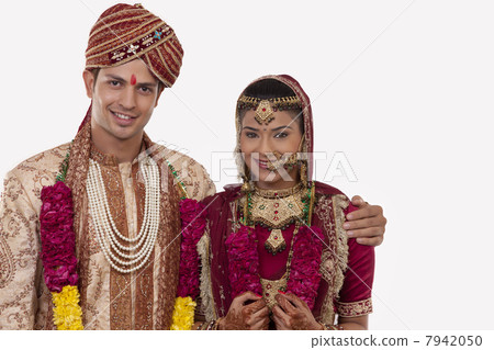 Portrait of a Gujarati bride and groom 7942050