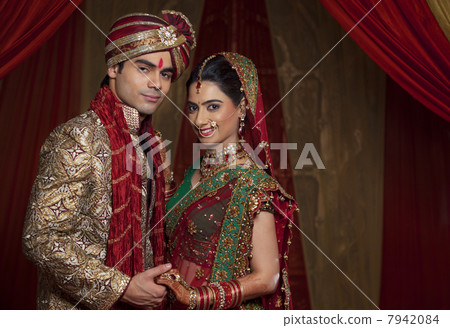 Portrait of beautiful couple holding hands 7942084