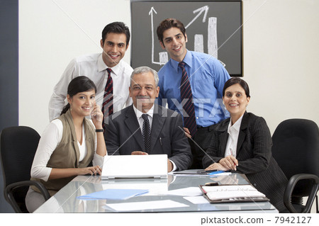 Successful business people smiling with confidence 7942127