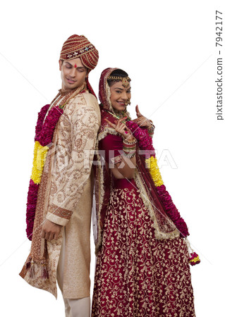 Portrait of a Gujarati bride and groom 7942177