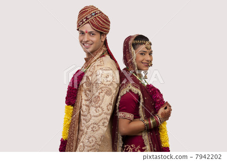 Portrait of a Gujarati bride and groom 7942202