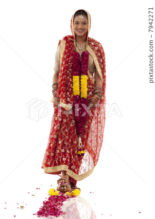 Bride entering the house of the groom 7942271