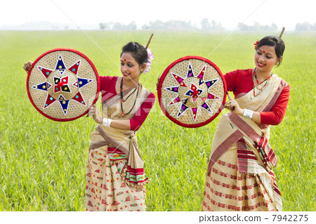 Bihu women holding jaapis 7942275