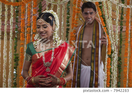Smiling young couple on their wedding day Smiling young couple on their wedding day 7942283