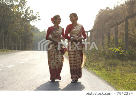 Bihu dancers walking together 7942284
