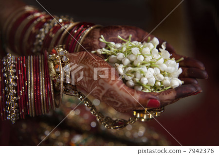 Bride holding jasmine flower Bride holding jasmine flower 7942376