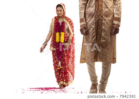 Bride sprinkling petals on the floor 7942391