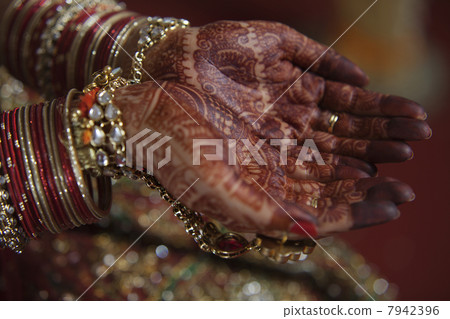 Close-up of brides hand on her wedding day 7942396
