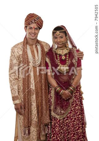 Portrait of a Gujarati bride and groom 7942505