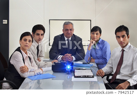 Business people watching a projection presentation 7942517