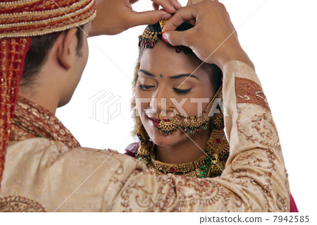 Gujarati groom putting sindoor on brides forehead 7942585