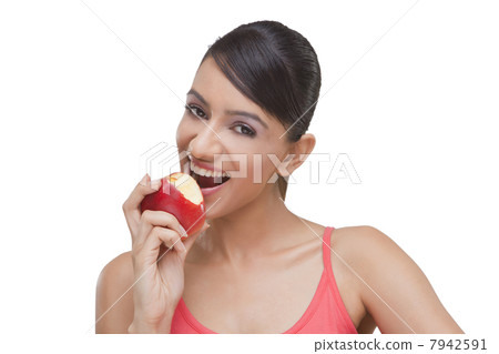 Close-up portrait of pretty woman with bitten apple 7942591