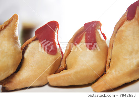 Ready to eat samosas with tomato sauce 7942683