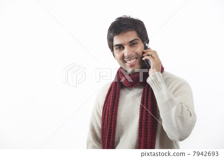 Portrait of young man talking on cell phone 7942693