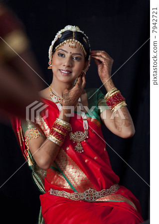 Young bride getting ready for her wedding 7942721
