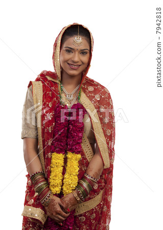 Portrait of a Gujarati bride with a garland 7942818