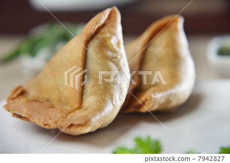 Close-up of two samosas in plate 7942827
