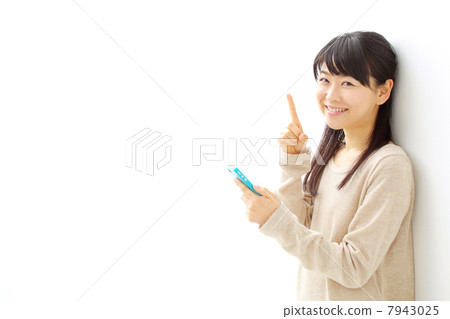 使用智能手機的女孩 7943025