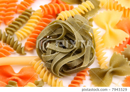 Green tagliatelle paglia e fieno on the backgroun 7943329