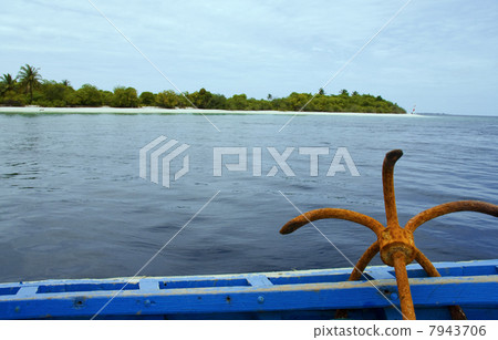Anchor on background of ocean 7943706