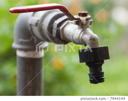 Rusty garden faucet 7944149