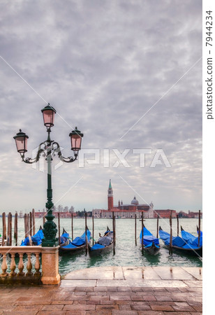 Gondolas floating in the Grand Canal 7944234