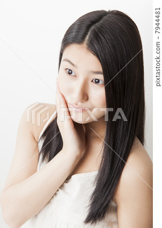 一個直的黑髮女士 一個直的黑髮女士 7944481