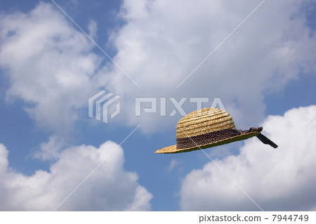 Straw hat and blue sky Straw hat and blue sky 7944749