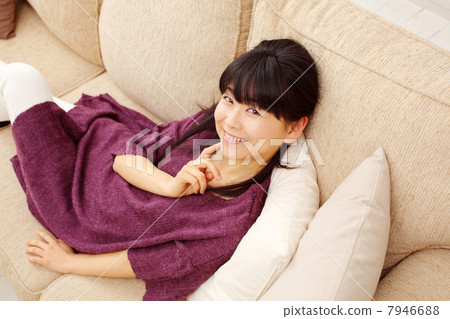放鬆在沙發的女孩 放鬆在沙發的女孩 7946688