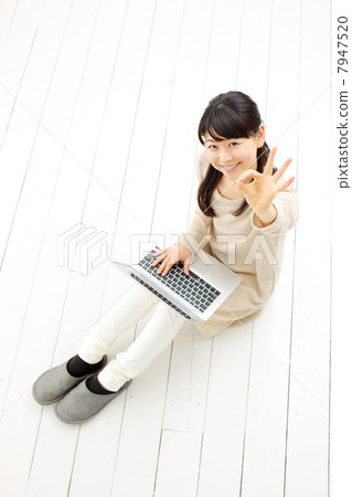A girl using a laptop computer (overhead view) 7947520