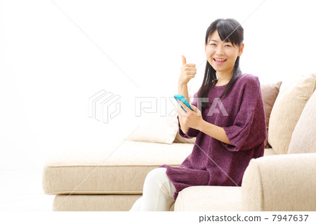 Girls using smartphones 7947637