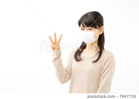 顯示她的數字的婦女與她的手指 顯示她的數字的婦女與她的手指 7947730