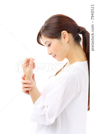 婦女觸摸手腕 婦女觸摸手腕 7948521