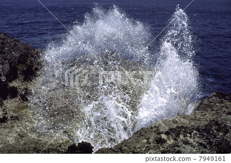 Splash of waves 7949161