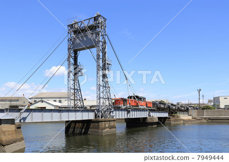 Diesel locomotives across Suehiro bridge 7949444