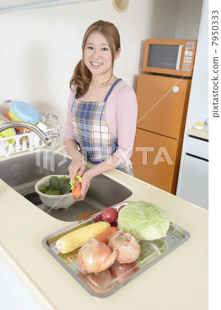 A young lady cooking in the kitchen 7950333