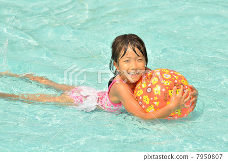 A girl who swims sweetly at the pool 7950807