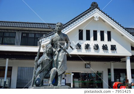 白色老虎隊雕像在JR Aizuwakamatsu駐地前面的 7951425