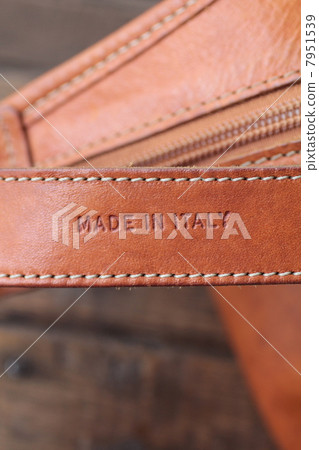 包手柄上印有 MADEINITALY 標誌 包手柄上印有 MADEINITALY 標誌 7951539