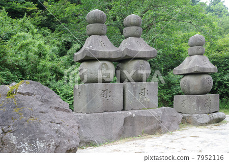 Sogo brothers' grave 7952116