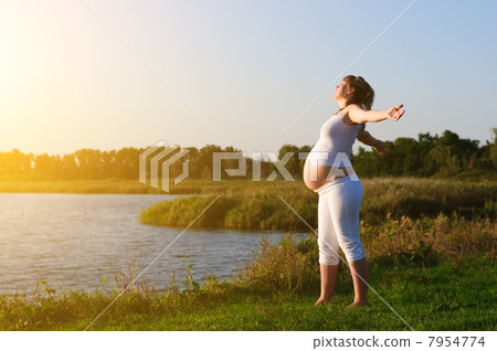 happy pregnancy 7954774