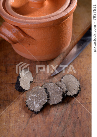 Truffle and pot Truffle and pot 7957611