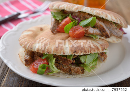 Pita with meat and vegetables 7957632