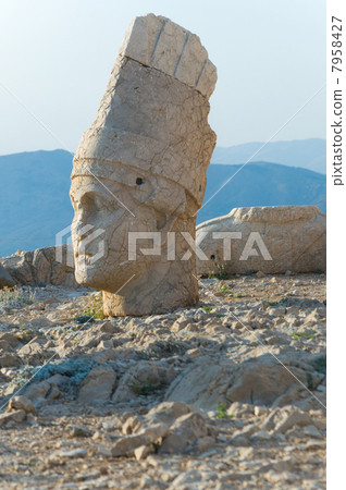 Statues on Nemrut mountain 7958427