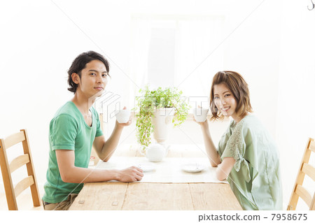 一對夫婦在客廳裡 7958675