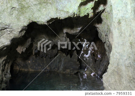 limestone cave 7959331