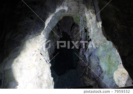 limestone cave 7959332
