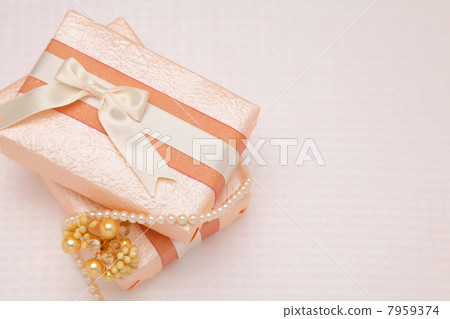 Gifts and pearls Gifts and pearls 7959374